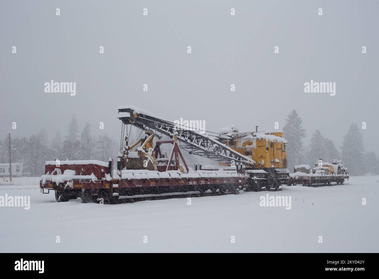 Ein BNSF American Hoist & Derrick Co., Modell 840 DE, 40-50 Tonnen, Diesel-Elektro-Lokomotivkran, im Schnee, Troja, Montana. Stockfoto