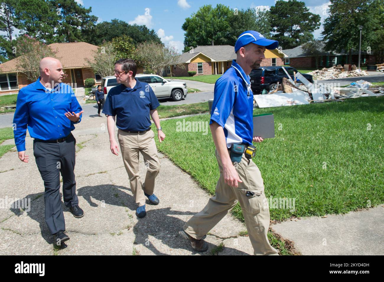 Roy Wright, Stellvertretender Administrator für Versicherung und Abwehr auf dem Weg zu einem Grundstück der Gemeinde East Baton Rouge mit Versicherungssachverständigen, um ein durch Überschwemmungen beschädigtes Grundstück zu inspizieren. Schwere Stürme und Überschwemmungen in Louisiana. Fotos zu Katastrophen- und Notfallmanagementprogrammen, Aktivitäten und Beamten Stockfoto