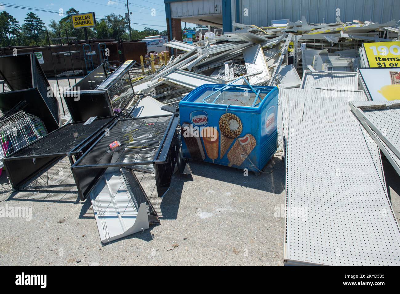 Trümmer von durch Überschwemmung beschädigten Produkten auf dem Parkplatz des Dollar Tree am Highway 16 in der Nähe von Denham Springs, L.A. Schwere Stürme und Überschwemmungen in Louisiana. Fotos zu Katastrophen- und Notfallmanagementprogrammen, Aktivitäten und Beamten Stockfoto