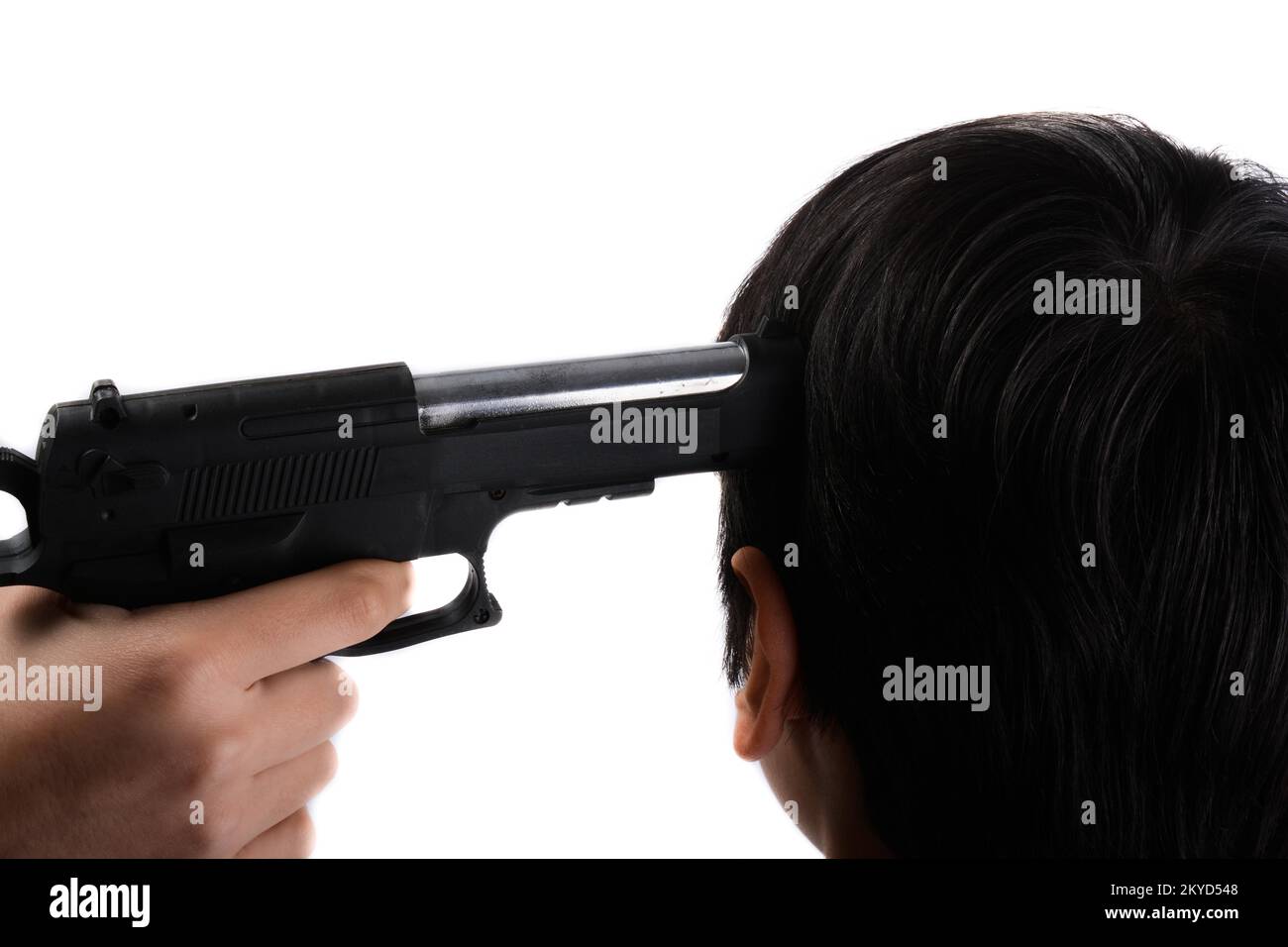 Der Kopf mit der Pistole in der Hand auf einen weißen Hintergrund gerichtet ist Stockfoto