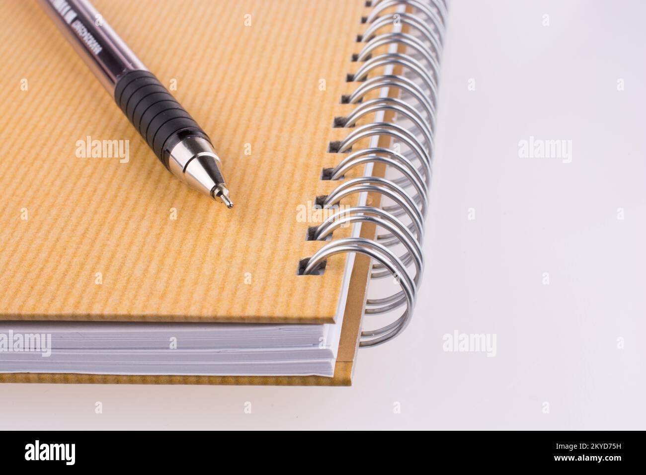 Stift auf Notebook auf weißem Hintergrund Stockfoto