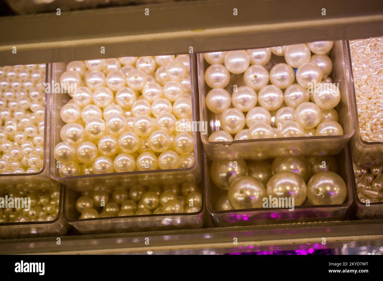 Perle perlen Hintergrund mit vielen glänzenden Perlen in Aussicht Stockfoto