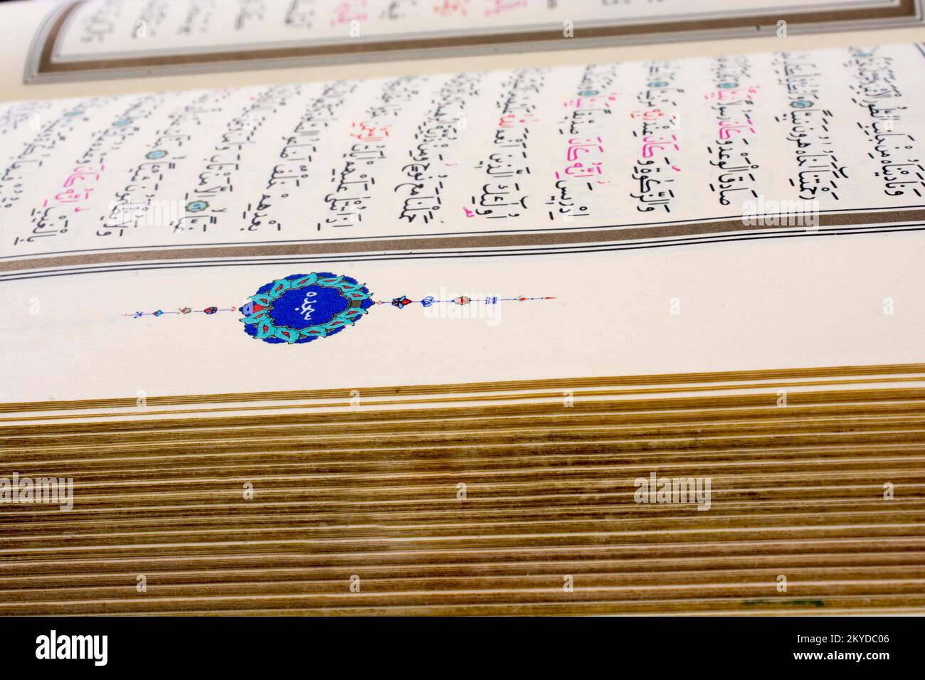 Der Heilige Koran auf weißem Hintergrund Stockfoto