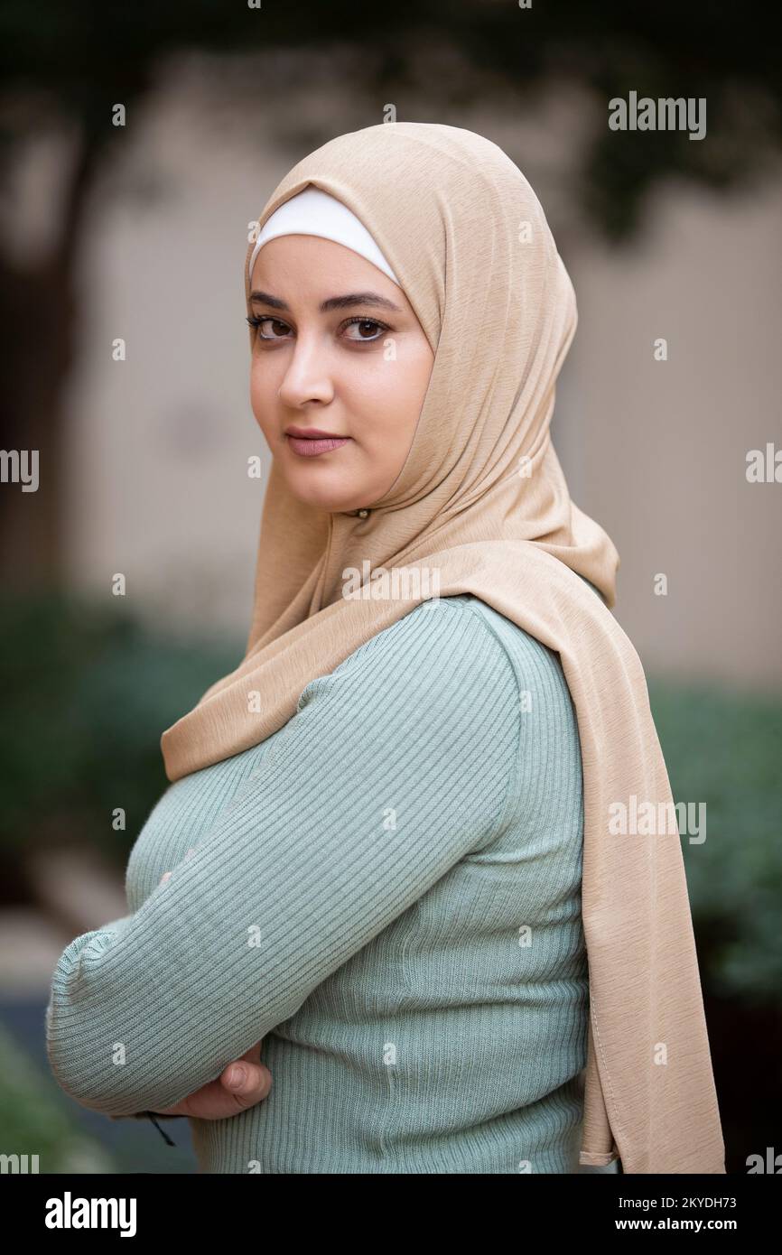 Wunderschöne muslimische Frau, die draußen vor die Kamera schaut Stockfoto