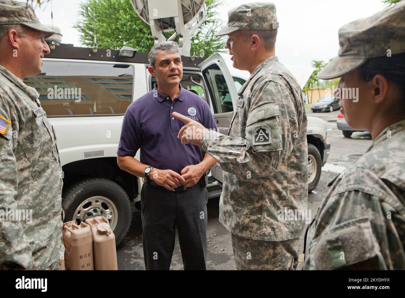 Überschwemmung Schlammrutsche - San Juan, Puerto Rico, 3. Juli 2011 US-Armeeoffizier dämonisieren die Fähigkeiten eines neuen Notfalleinsatzfahrzeugs des Verteidigungsministeriums an den Leiter der Karibik-Abteilung, Alex de la Campa. Die Fahrzeuge werden während der kommenden Hurrikansaison in Puerto Rico und auf den Jungferninseln stationiert. Andrea Booher/FEMA. Überschwemmung In North Dakota. Fotos zu Katastrophen- und Notfallmanagementprogrammen, Aktivitäten und Beamten Stockfoto