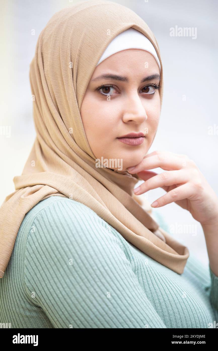 Wunderschöne muslimische Frau, die draußen vor die Kamera schaut Stockfoto