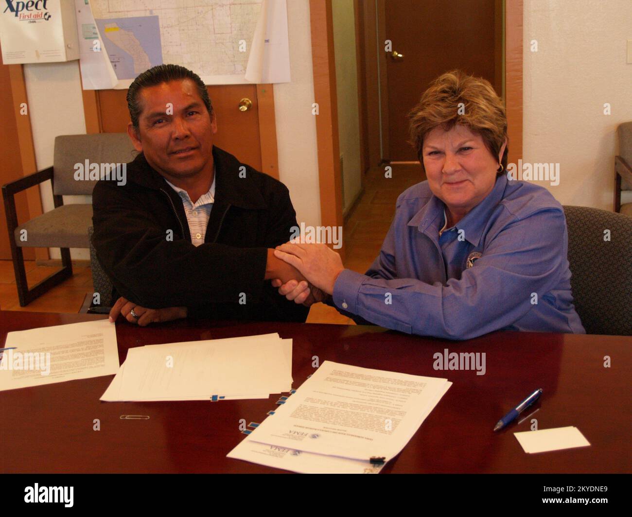Anza, CA, 10. Mai 2011; (R) FEMA Federal Coordinating Officer Sandy Coachman erleichtert die Unterzeichnung der FEMA; Stammesvereinbarung mit der (L) Cahuilla Band of Indians&rsquo; Stammesvorsitzender Luther Salgado, Sr Die Stammesvereinbarung wird Mittel bereitstellen, um Schäden im Cahuilla Reservat nach einem schweren Regensturm Ende Dezember 2010 zu beheben. . Winterstürme, Überschwemmungen, Trümmer und Schlamm in Kalifornien. Fotos zu Katastrophen- und Notfallmanagementprogrammen, Aktivitäten und Beamten Stockfoto