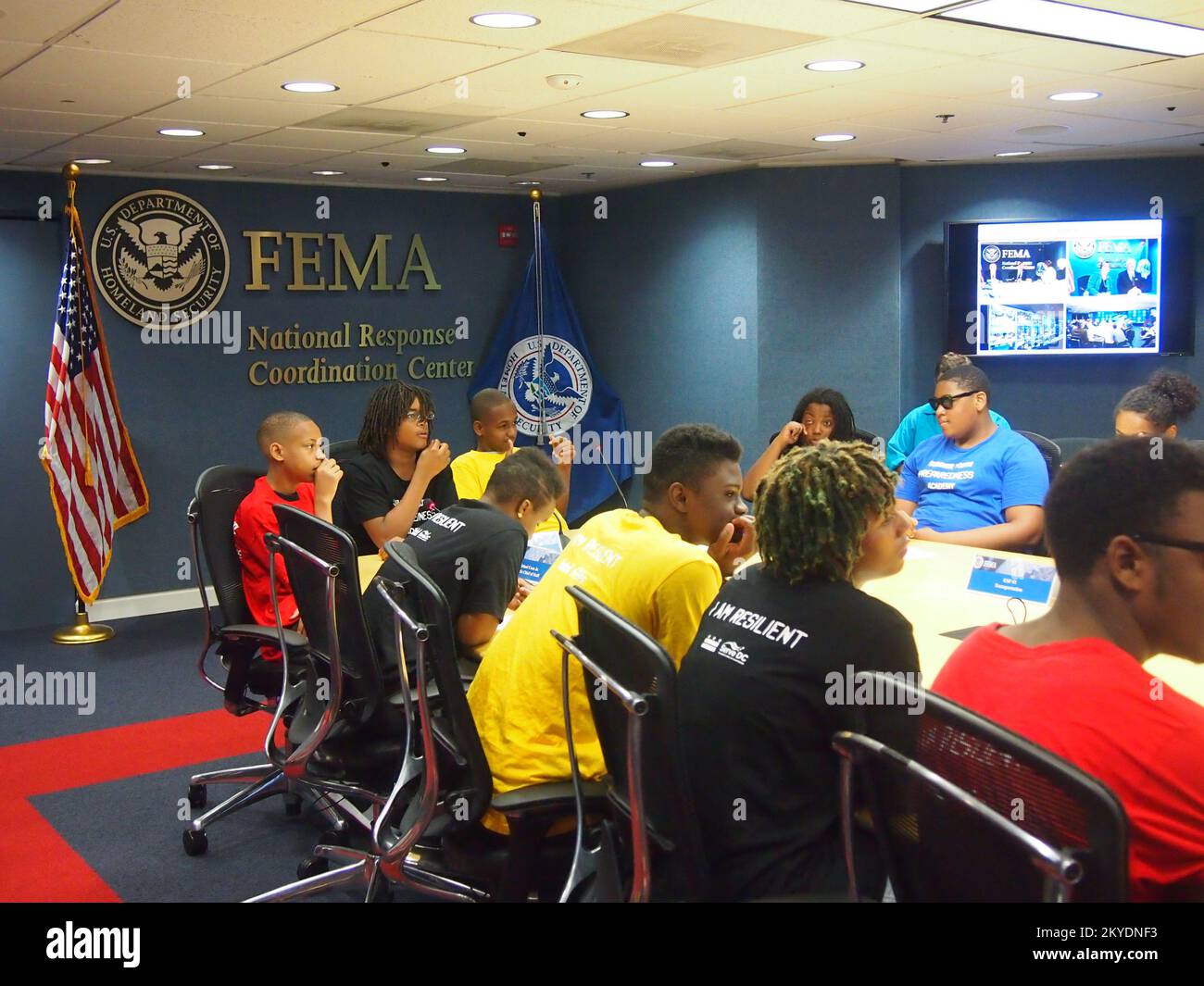 Betreuen Sie Mitglieder der DC Emergency Preparedness und Community Resilience Youth Academy, die den Besprechungsraum des FEMA National Response Coordination Center besuchen. Fotos zu Katastrophen- und Notfallmanagementprogrammen, Aktivitäten und Beamten Stockfoto