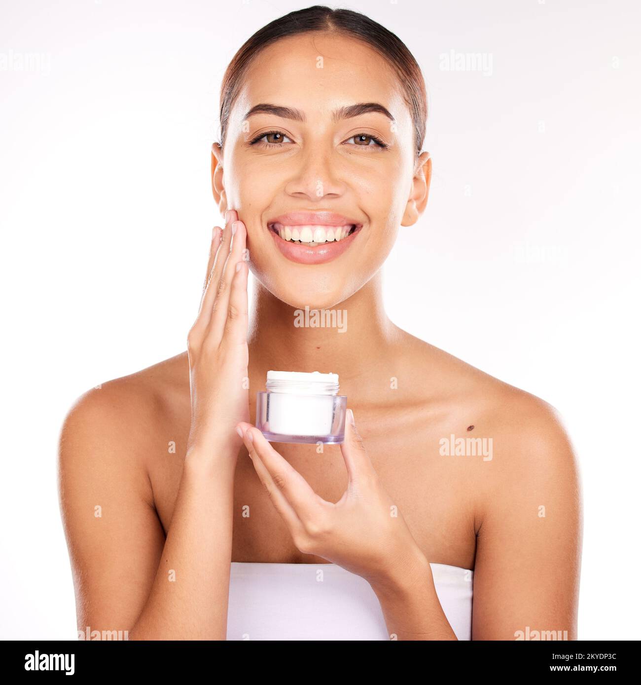 Schönheit, Creme und Gesicht der Frau mit Produkt für natürliche Kosmetik, gesunde Haut und Dermatologie getestete Hautpflegelotion. Porträt eines glücklichen Models Stockfoto