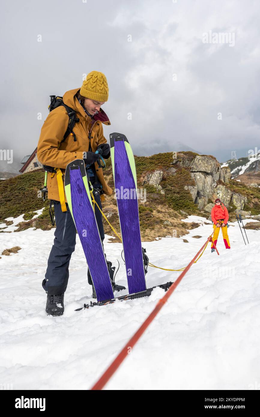 Übung in der Spaltrettung für Skitouren, Risikomanagement im Winter in den Bergen, Neustift im Stubai-Tal, Tirol, Österreich Stockfoto