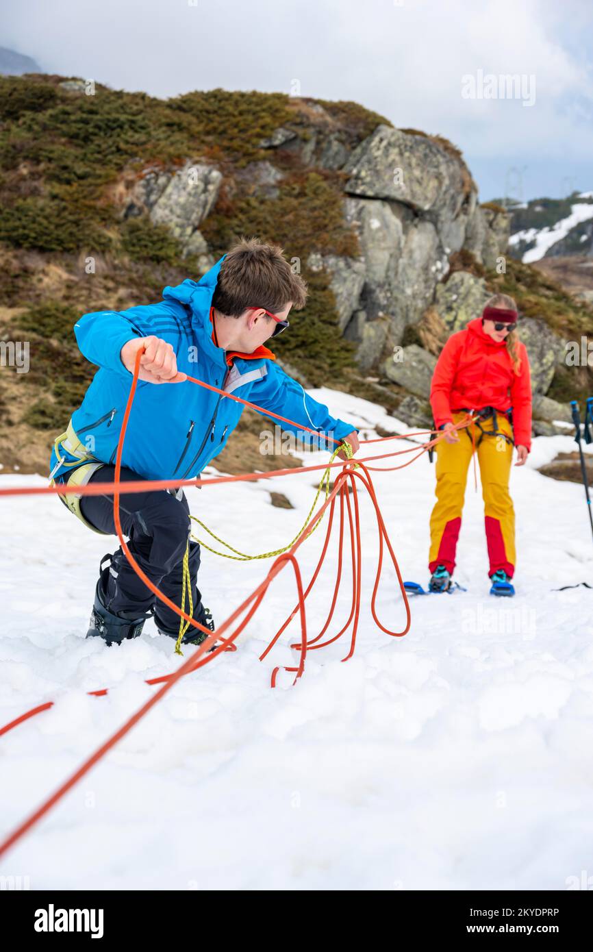 Übung in der Spaltrettung für Skitouren, Risikomanagement im Winter in den Bergen, Neustift im Stubai-Tal, Tirol, Österreich Stockfoto