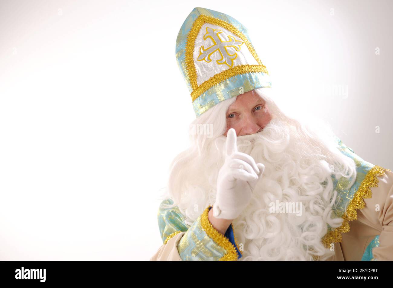 Sinterklaas porträtiert USA auf weißem Hintergrund. Holländischer Weihnachtsmann St. Nikolaus weihnachten Neujahr weißer Bart und goldblauer Anzug von St. Nikolaus auf weißem Hintergrund in der Studiowerbung Stockfoto