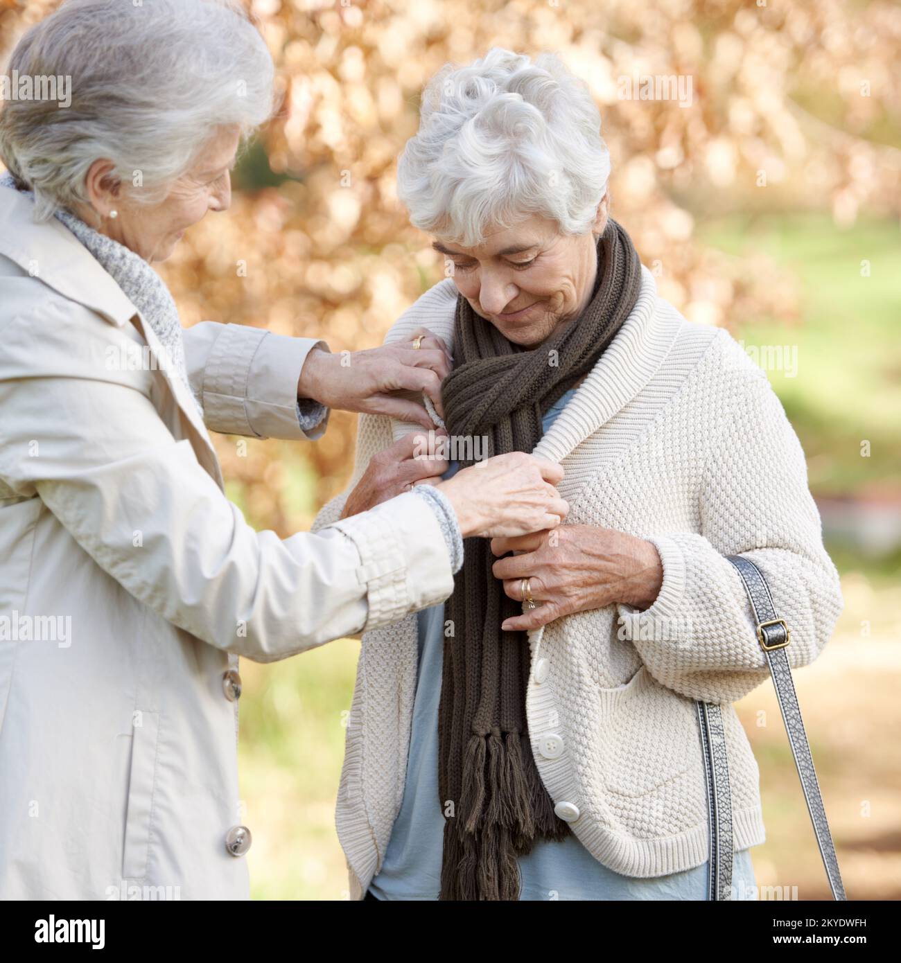 Ich bin immer für dich da. Zwei ältere Frauen, die sich aneinander binden. Stockfoto