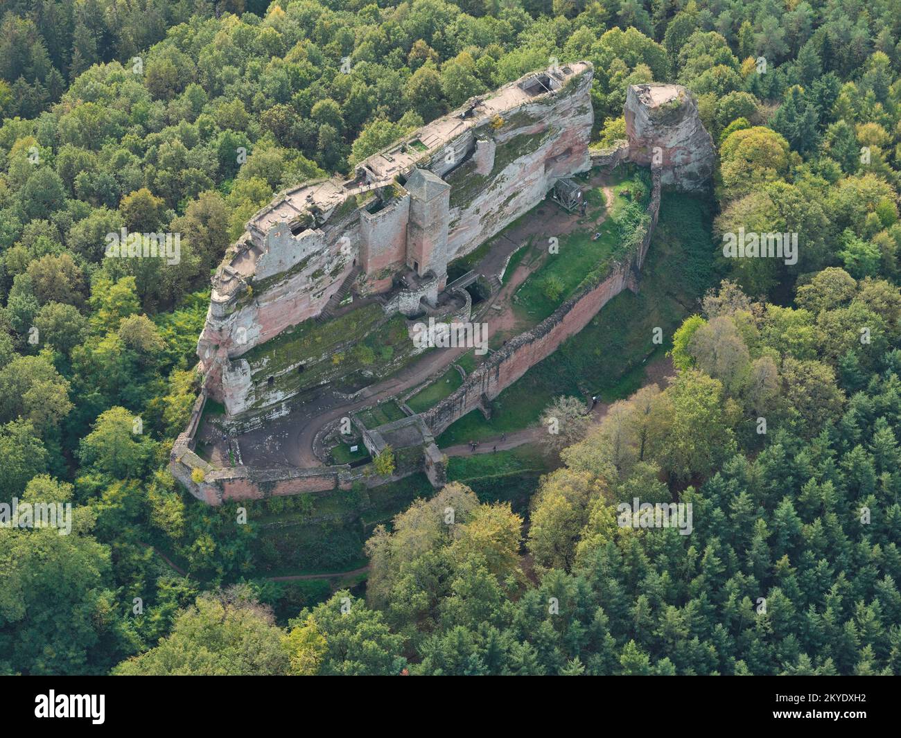 LUFTAUFNAHME. Ruinen von Schloss Fleckenstein auf einem sehr schmalen und hohen Sandstein butte. Lembach, Bas-Rhin, Elsass, Grand Est, Frankreich. Stockfoto