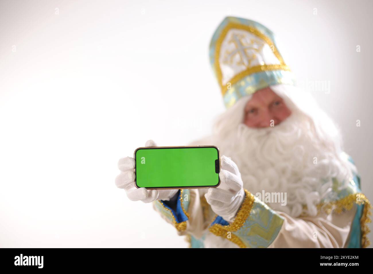 Sinterklaas porträtiert USA auf weißem Hintergrund. Holländischer Weihnachtsmann St. Nikolaus weihnachten Neujahr weißer Bart und goldblauer Anzug von St. Nikolaus auf weißem Hintergrund in der Studiowerbung Stockfoto