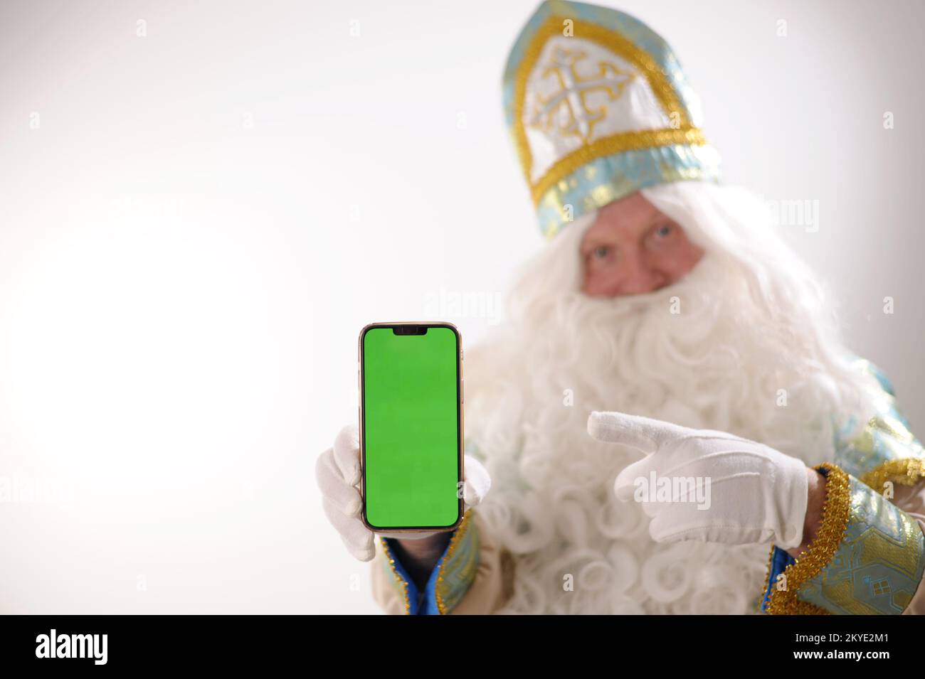 Sinterklaas porträtiert USA auf weißem Hintergrund. Holländischer Weihnachtsmann St. Nikolaus weihnachten Neujahr weißer Bart und goldblauer Anzug von St. Nikolaus auf weißem Hintergrund in der Studiowerbung Stockfoto