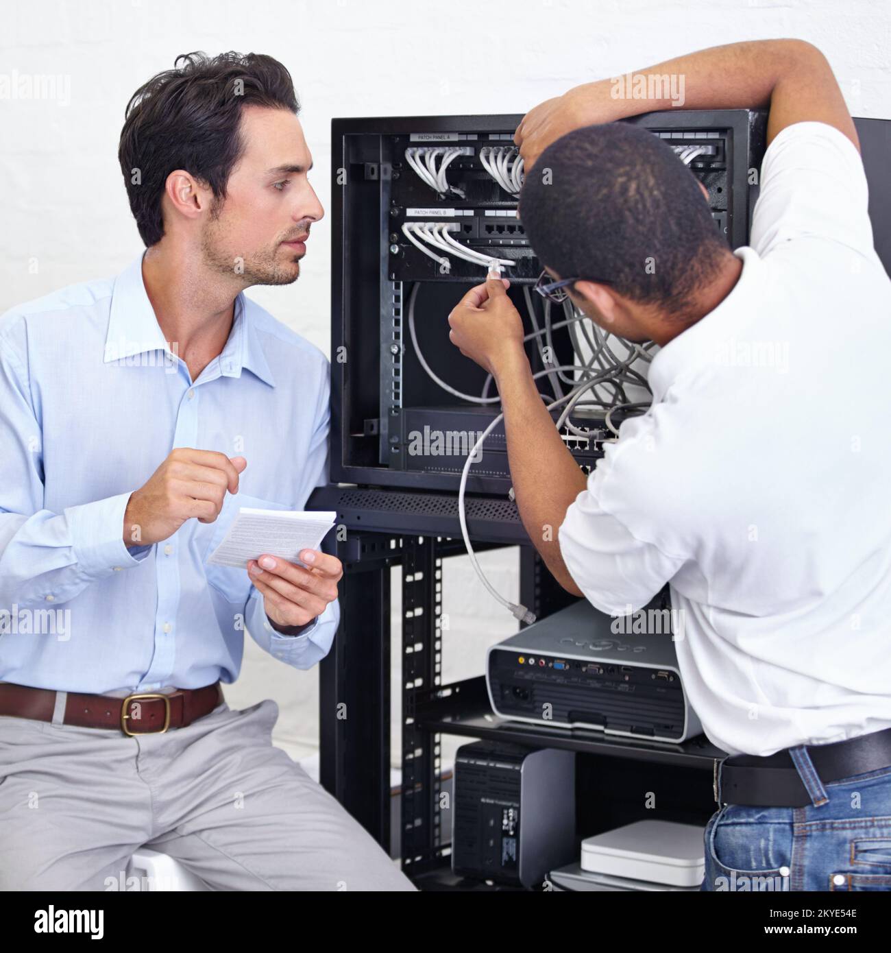 Verdrahtet für Effizienz. Ein junger IT-Spezialist, der bereit ist, einen Server zu reparieren. Stockfoto