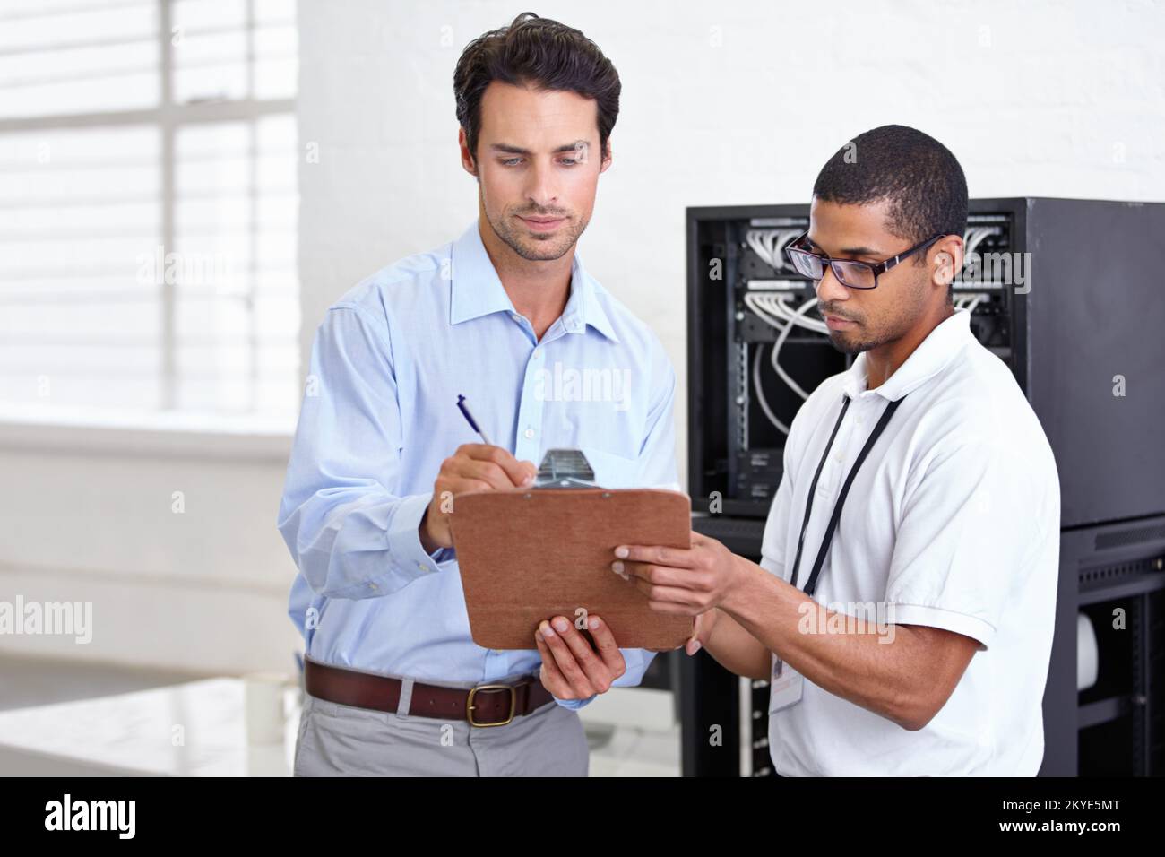 Gut gemacht. nach einem Job abmelden Ein junger IT-Spezialist, der bereit ist, einen Server zu reparieren. Stockfoto
