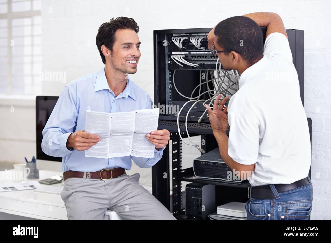 Beruhigende Sicherheit bei der Installation. Ein junger IT-Spezialist, der bereit ist, einen Server zu reparieren. Stockfoto