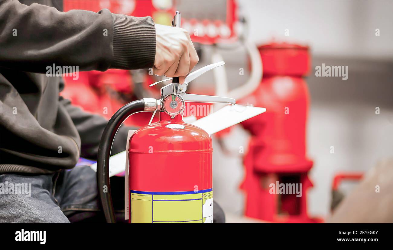 Ingenieur überprüft Industriefeuerlöschanlage, Feueralarm-Controller, Feuermelder, Anti Fire.System bereit im Brandfall. Stockfoto