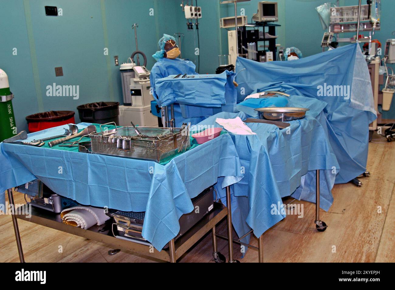 Hurrikan Katrina/Hurrikan Rita, New Orleans, 6. Oktober 2005 - Eine medizinische Simulation in einem der 12 Operationssäle, die auf dem Krankenschiff USS Comfort zur Verfügung stehen, die jetzt in der Stadt angedockt sind, um die medizinische Versorgung der vom Hurrikan Katrina betroffenen Menschen zu gewährleisten, Zeigt die Qualität des medizinischen Fachwissens, das auf dem Schiff verfügbar ist. Die Versorgung durch viele städtische Krankenhäuser wurde durch den Sturm stark beeinträchtigt, was dieses schwimmende Krankenhaus zu einem großen Gewinn für die Stadt macht. Gewinnen Sie Henderson/FEMA Stockfoto