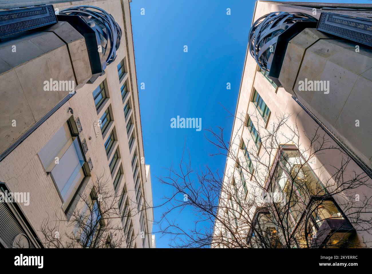 Blick auf die Fassade von Gebäuden mit moderner Architektur vor blauem Himmel. Fassade von Apartments oder Büros in der Innenstadt von San Antonio, Texas, auf einem Stockfoto
