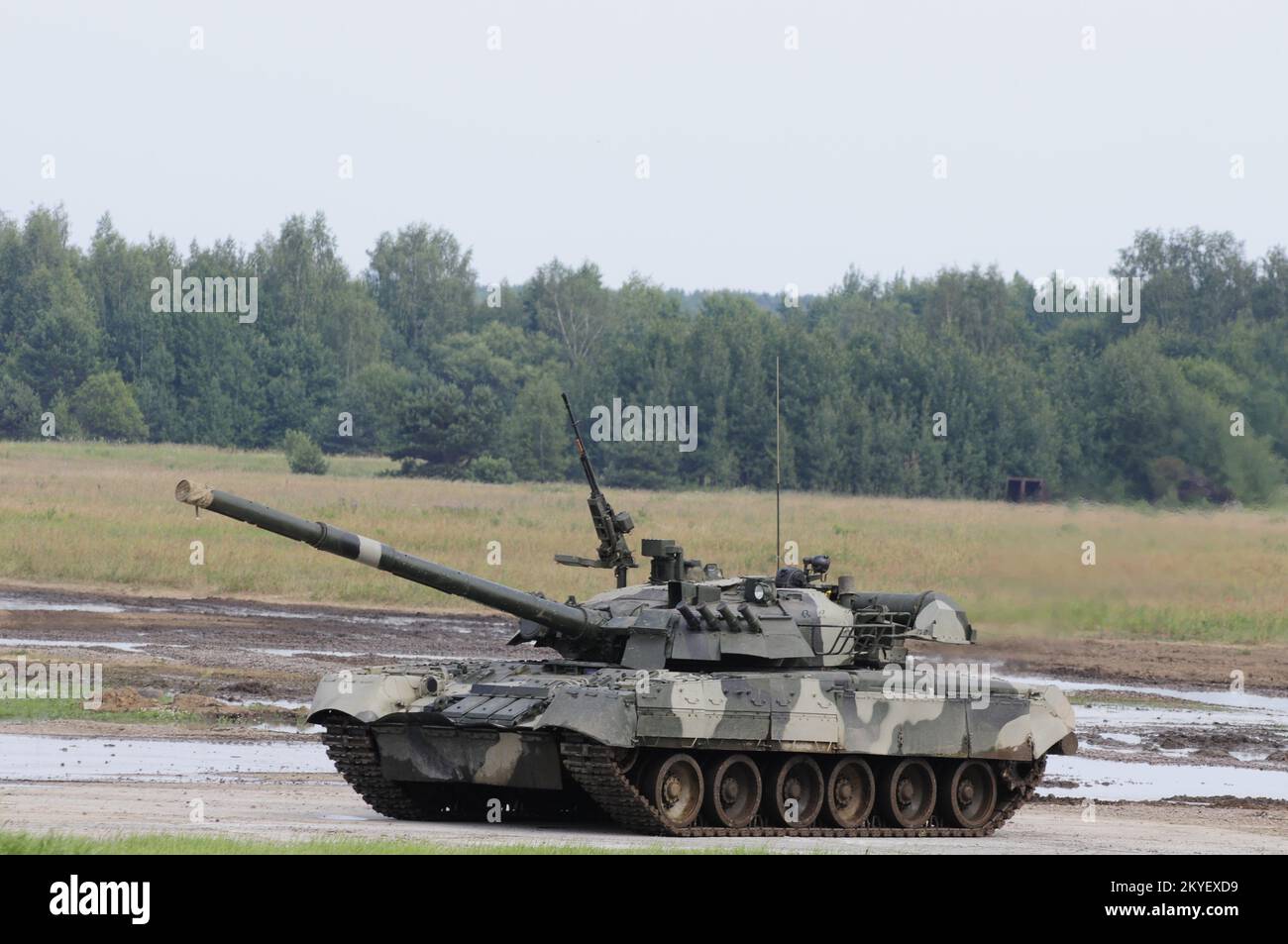 Moskau, Russland, 03. Juli 2010 Demonstration der Fahreigenschaften des T-90A Hauptpanzers. Stockfoto