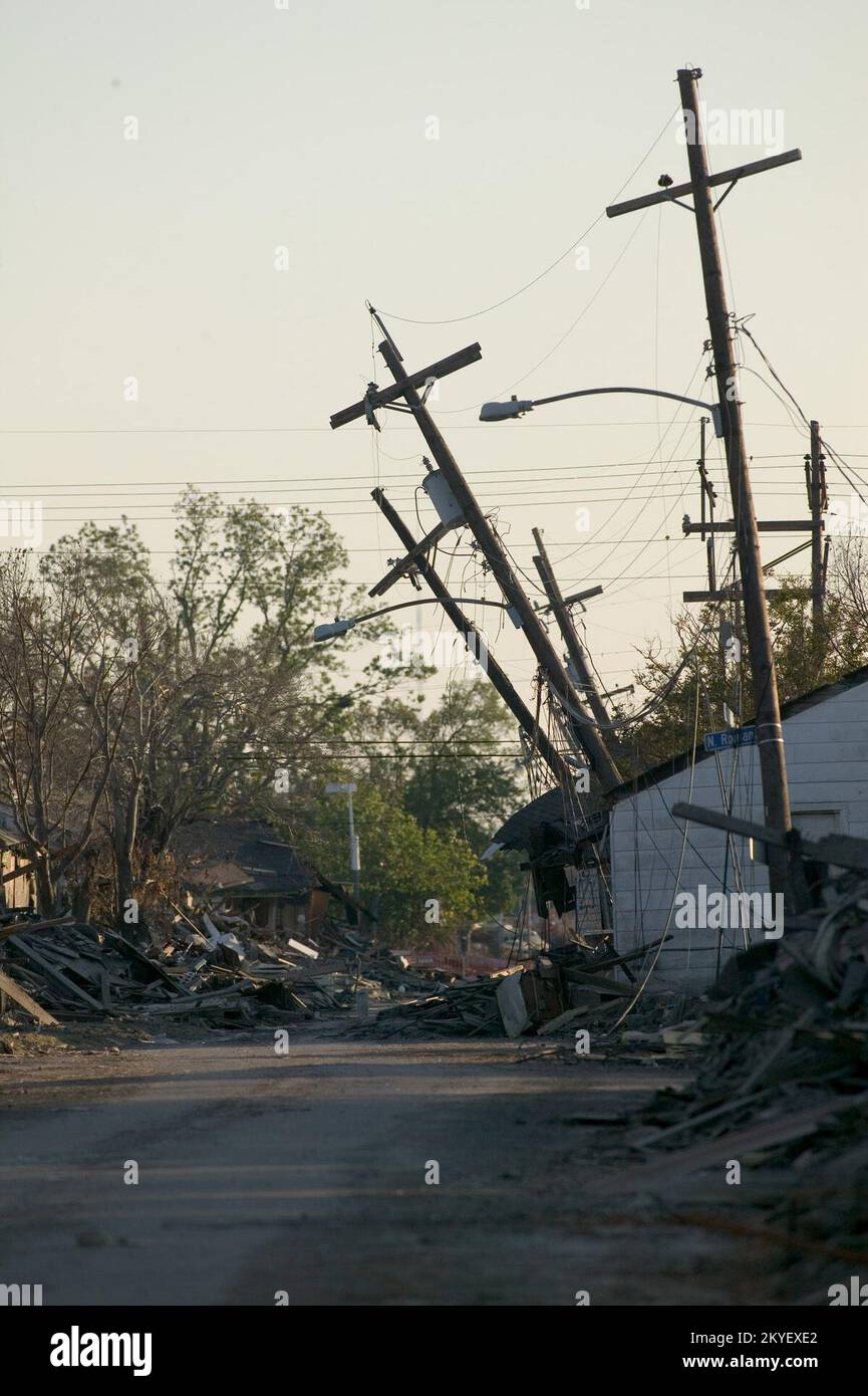 Hurrikan Katrina, New Orleans, LA., 9/18/2005 -- Leaning Power Pole, Damaged Homes und Trümmerhaufen in der unteren 9.. Station von Hurrikan Katrina. Der Zugang zum unteren 9.. Bezirk ist wegen blockierter Straßen und Versorgungsmasten und Leitungen in den Straßen schwierig. Andrea Booher/FEMA Stockfoto
