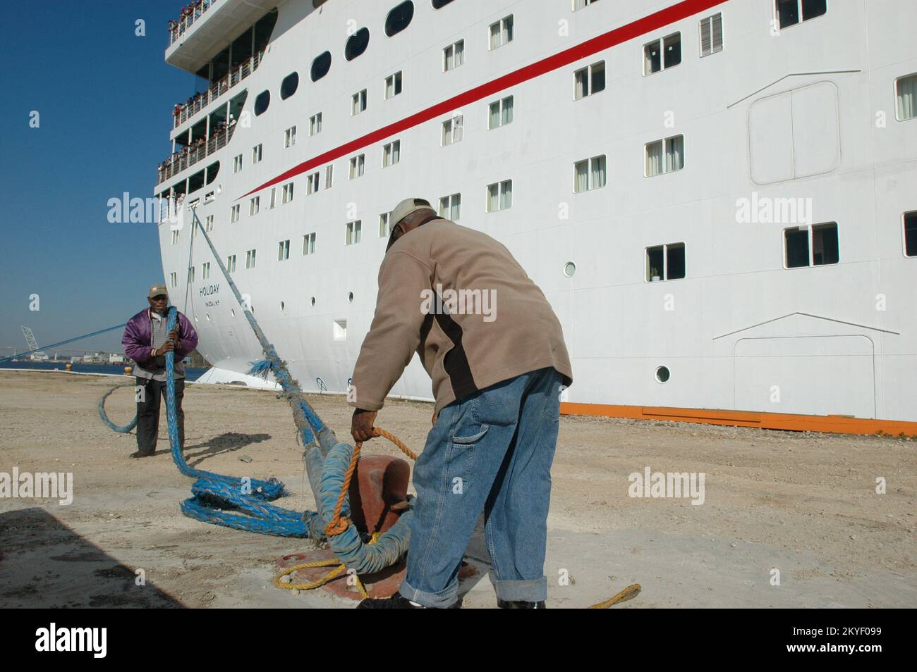 Hurrikan Katrina, Pascagoula, Miss, 29. Oktober 2005 -- das Karneval Kreuzfahrtschiff Holiday Docks in Pascagoula, Miss. Nach dem Segeln von Mobile, Ala. Heute. Das Schiff wird zur vorübergehenden Unterbringung von Mississippi-Bewohnern benutzt, die vom Hurrikan Katrina vertrieben wurden. Stockfoto