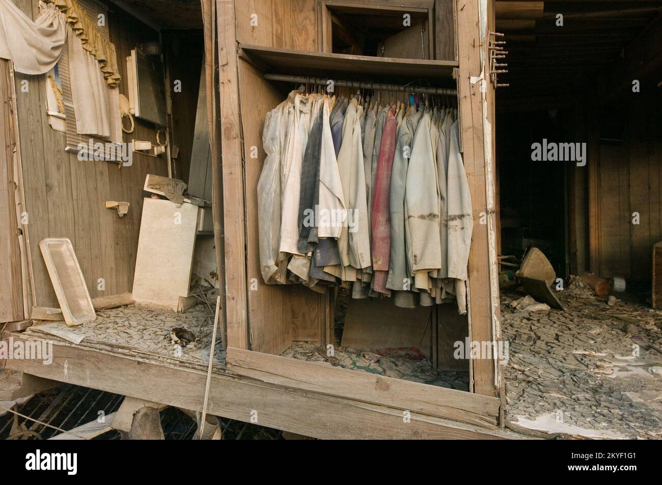 Hurrikan Katrina, New Orleans, LA., 11/01/2005 -- Ein Schrank mit Anzügen, die den äußeren Elementen ausgesetzt waren, in einem Haus, das im unteren 9.. Bezirk zerstört wurde, durch Hurrikan Katrina. Andrea Booher/FEMA Stockfoto