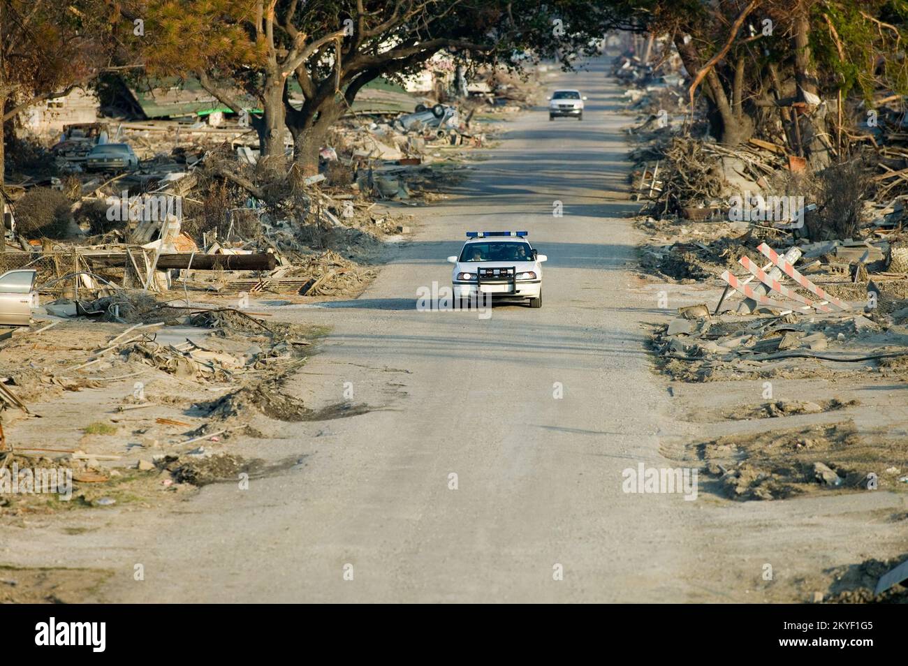 Hurrikan Katrina, New Orleans, LA., 11/01/2005 -- Polizeiautos patrouillieren die Trümmerhaufen in der unteren 9.. Station nach Hurrikan Katrina. Andrea Booher/FEMA Stockfoto
