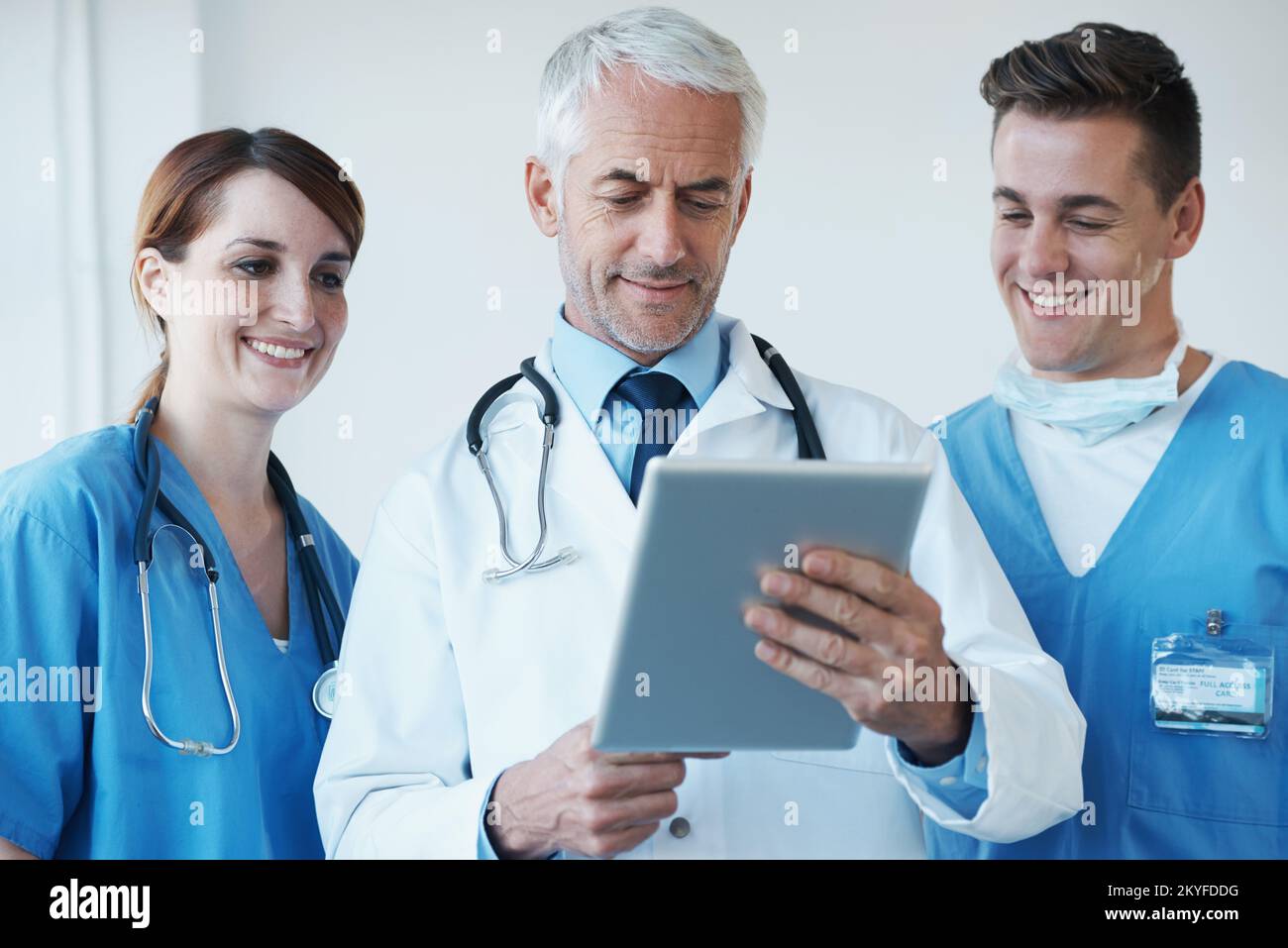 Es ist so praktisch, Ihr Tablet in der Nähe zu haben. Medizinische Fachkräfte sehen Informationen auf einem digitalen Tablet. Stockfoto