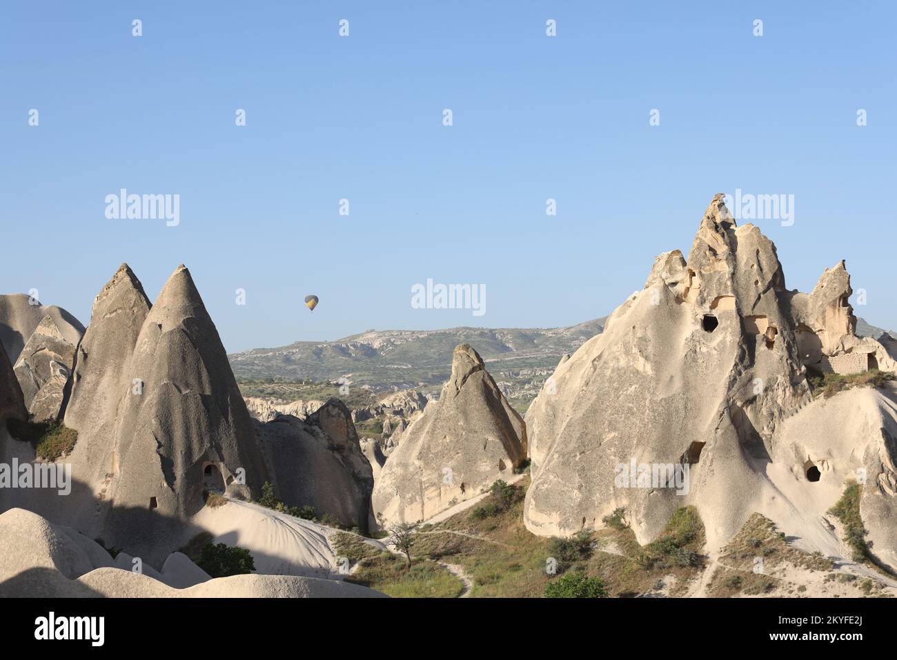 Panoramablick auf die Landschaft von Kappadokien und Tal mit felsigen Bergen und Höhlen. Stockfoto