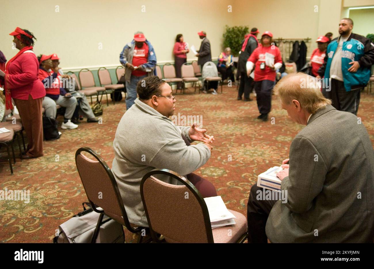 Hurrikan Katrina, Washington, DC, 8. Februar 2005 – Jack Schuback von FEMA (r) spricht mit einem Mitglied der Association of Community Organizations for Reform Now (ACORN), einer Nachbarschaftsgruppe aus New Orleans, die sich in Washington bis märz aufhält und die FEMA um weitere Hilfe beim Wiederaufbau beschädigter Viertel bittet. Stockfoto