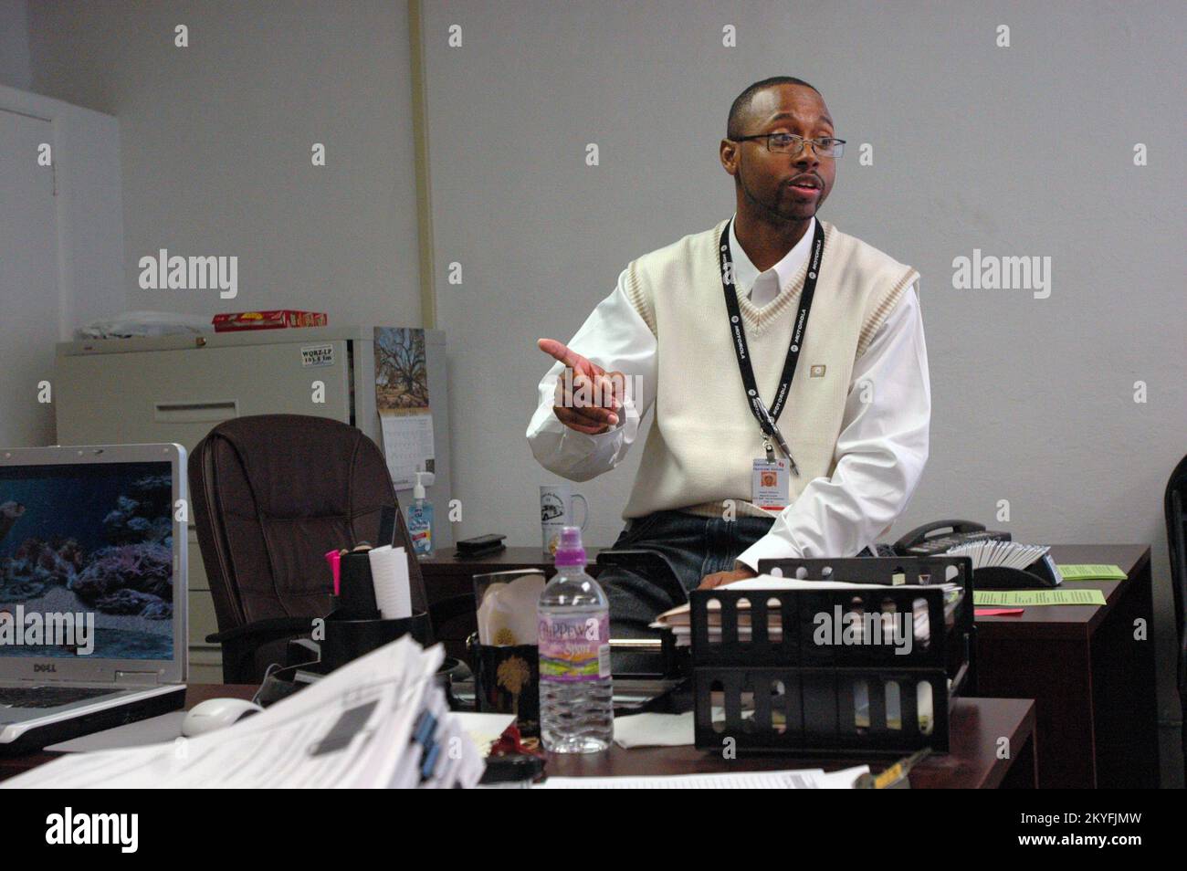 Hurrikan Katrina, Kiln, Miss., 10. Februar 2006 -- Joe Williams arbeitet im Hancock County Emergency Operations Center (EOC). Mr. Williams und seine Frau beschlossen, ihr Leben dem Hancock County zu widmen, sich von Hurrikan Katrina zu erholen, nachdem sie alles verloren hatten, was sie im Sturm besaßen. Mark Wolfe/FEMA Stockfoto