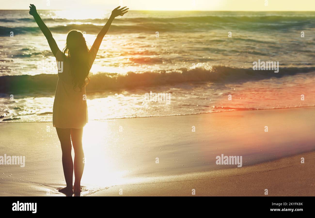 Ruhe in der frischen Meeresluft. Eine junge Frau am Strand. Stockfoto