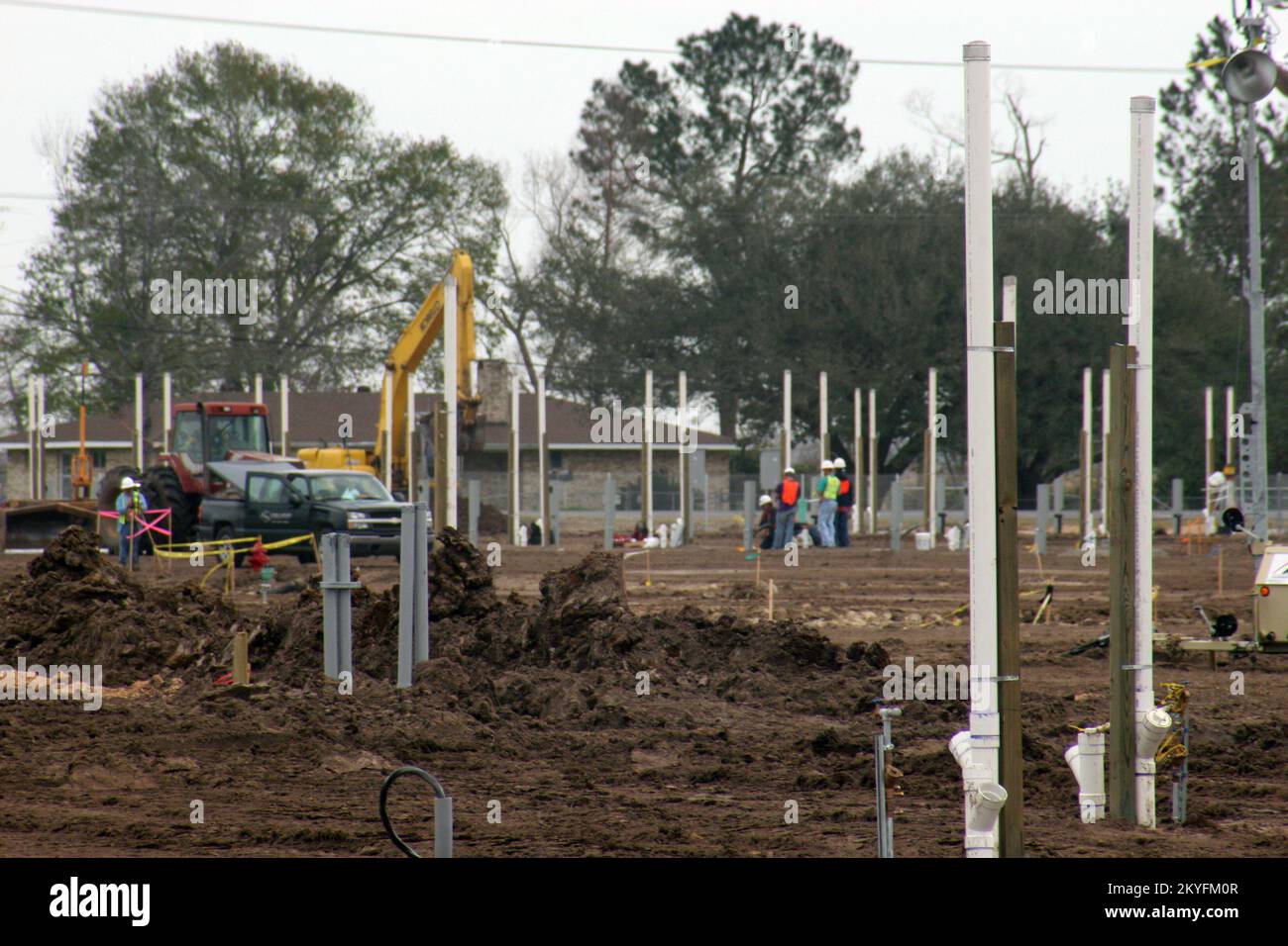 Hurricane Katrina, Lake Charles, LA, 22. Februar 2006 - am Standort der Lake Charles East Port Authority wurde mit dem Bau der provisorischen Wohnungslösung der FEMA für Hurrikanopfer begonnen. Dieser 55 Hektar große Standort wird 196 Wohnwagen und 300 Wohnmobile beherbergen. Robert Kaufmann/FEMA Stockfoto