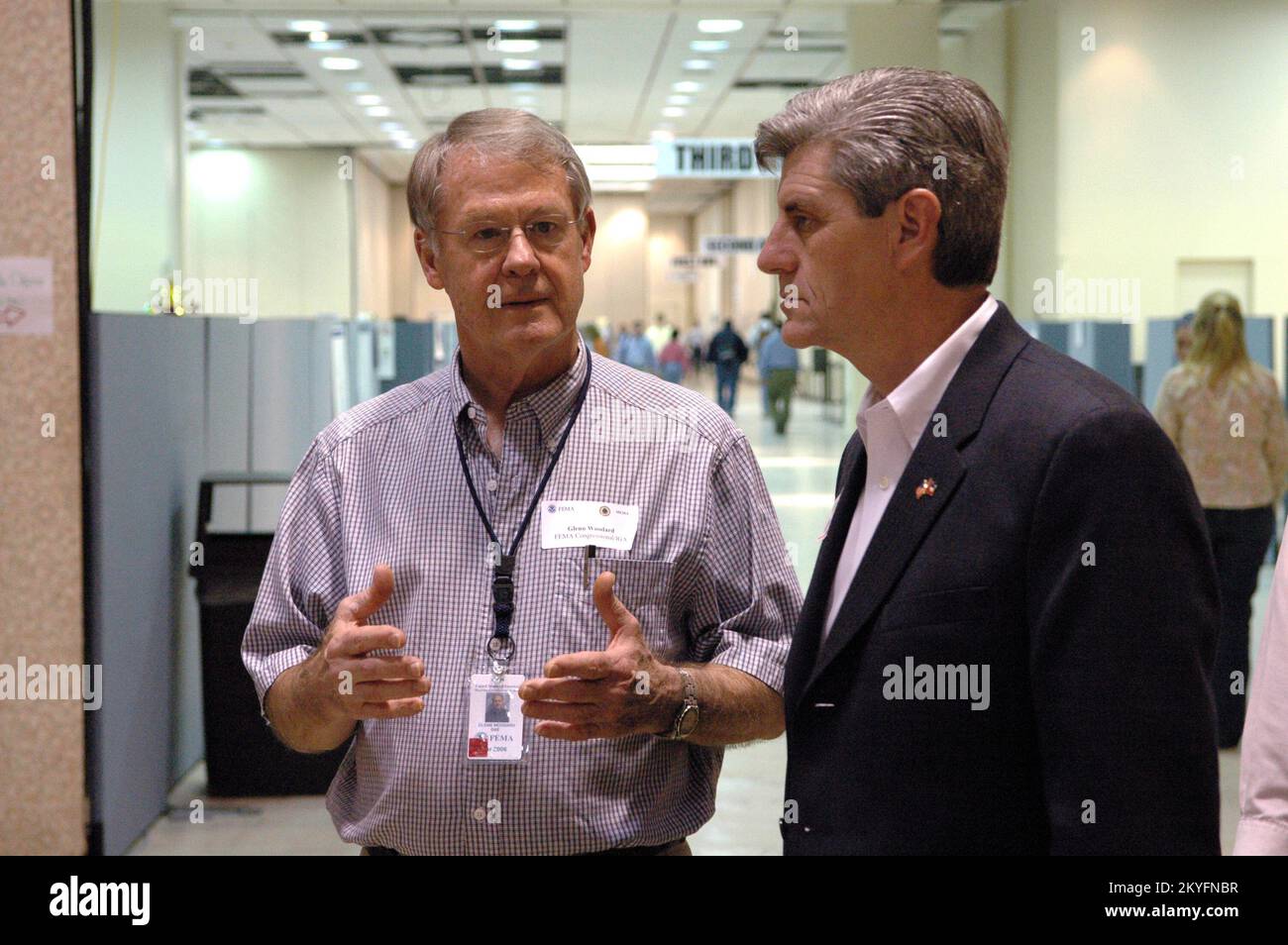 Hurrikan Katrina, Biloxi, Mississippi, 2. März 2006 – State Auditor Phil Bryant (rechts) wird vom FEMA-Vertreter Glenn Woodard im Joint Field Office (JFO) für eine kurze Führung und einen Besuch begrüßt. Mr. Bryant ist in Biloxi für eine nationale Rechnungsprüfungskonferenz. Mark Wolfe/FEMA Stockfoto