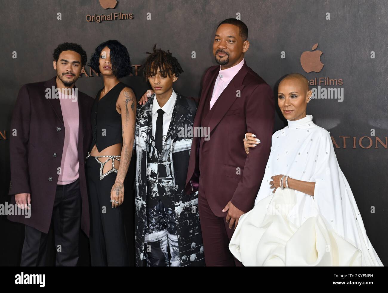 Los Angeles, USA. 30.. November 2022. Trey Smith, Willow Smith, Jaden Smith, will Smith & Jada Pinkett Smith bei der Premiere für „Emancipation“ im Regency Village Theatre. Bildnachweis: Paul Smith/Alamy Live News Stockfoto