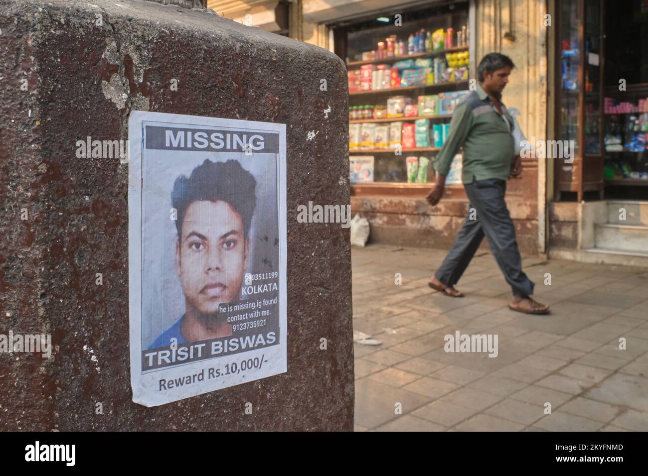 Ein „Vermisstenposter“ mit einem jungen Mann vor dem Bahnhof Byculla in Mumbai, Indien Stockfoto