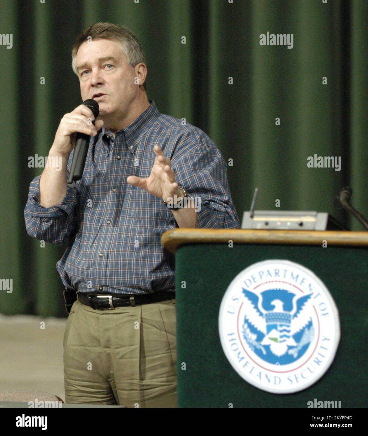 Hurrikan Katrina, Biloxi, Mississippi, 7. März 2006 – FEMA Deputy Director for Gulf Coast Recovery Gil Jamieson spricht zu einem Treffen mit allen Händen im Biloxi Joint Field Office (JFO). Mr. Jamieson bereist die Golfküste von Mississippi, um den Fortschritt der Erholung von Hurrikan Katrina zu beobachten. Mark Wolfe/FEMA Stockfoto