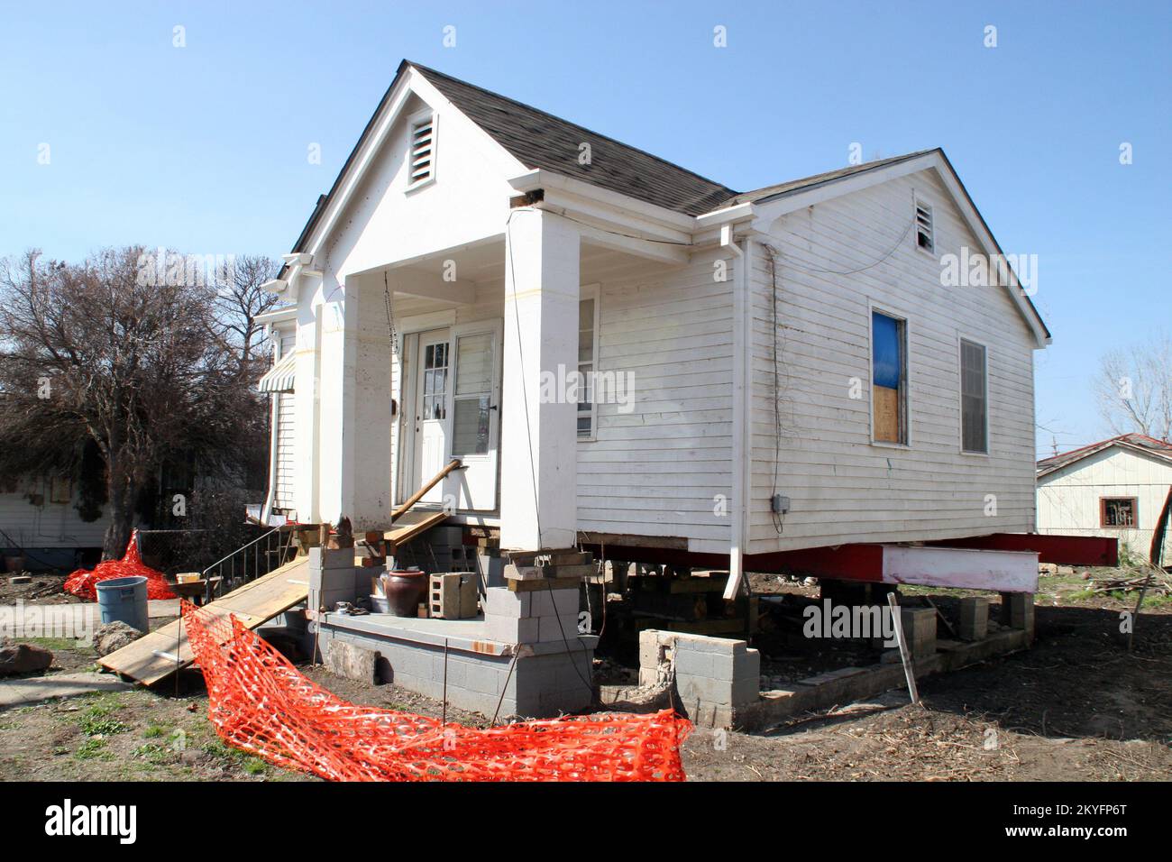 Hurrikan Katrina, New Orleans, LA, 8. März 2006 - Dieses Haus in Gentilly ist dabei, über die Basis Hochwasserhöhe angehoben zu werden, die von der Gemeinde als Folge der Überschwemmung von Hurrikan Katrina angenommen wurde. Der Hauseigentümer wird das Haus um insgesamt 11 Fuß vergrößern und hat die höhere Kostenerstattung (ICC) erhalten, die in seiner Police des National Flood Insurance Program (NFIP) enthalten ist, da er die Floodplain Management-Verordnung der Gemeinde einhält. Robert Kaufmann/FEMA Stockfoto