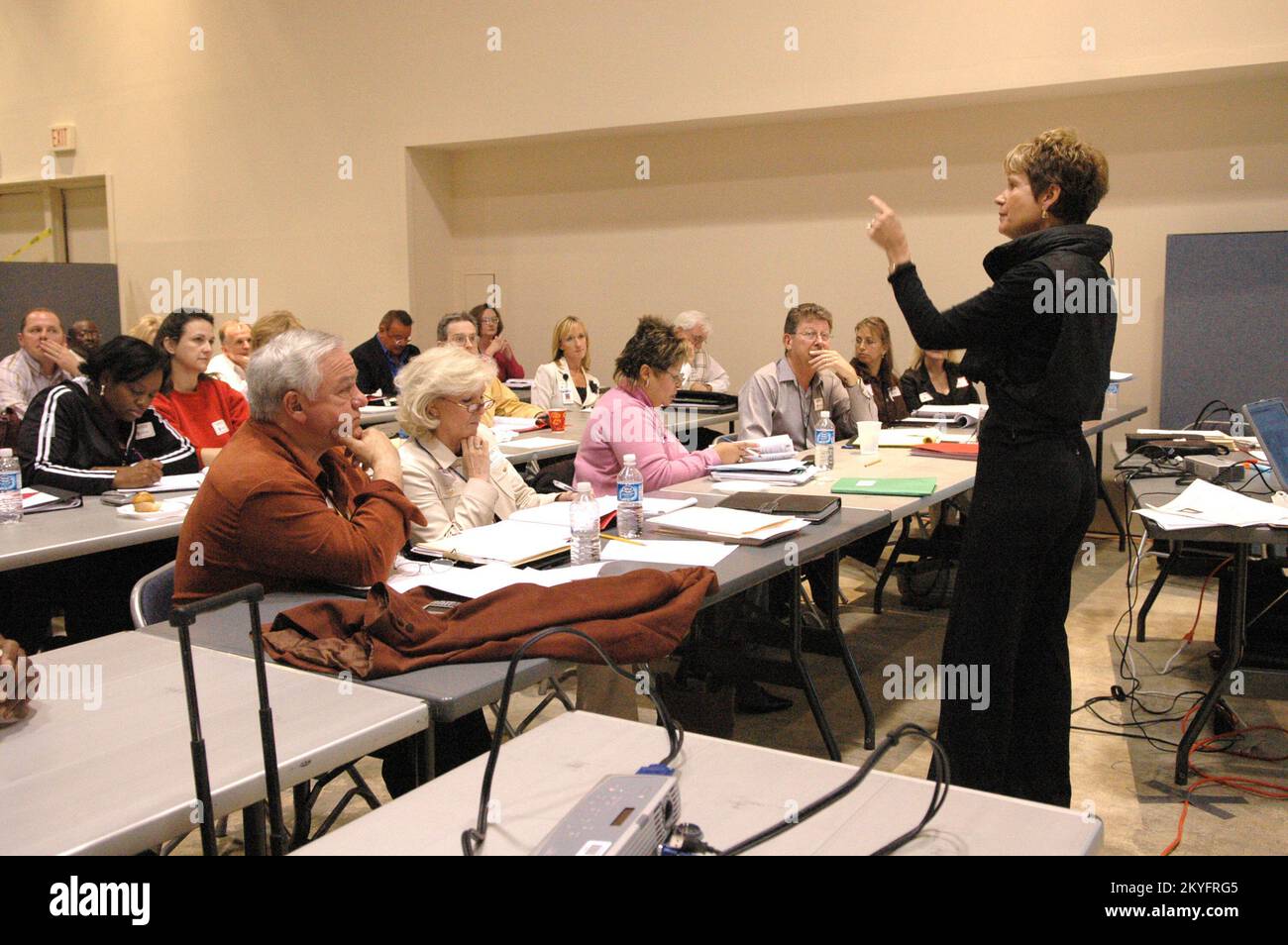 Hurrikan Katrina, Biloxi, Mississippi, 23. März 2006 – Vertreter des United Methodist Committee on Relief (UMCOR) Christy Smith (rechts) spricht mit Fallmanagern von Katrina Aid Today. Die Fallmanager werden im FEMA Joint Field Office (JFO) geschult. Mark Wolfe/FEMA Stockfoto