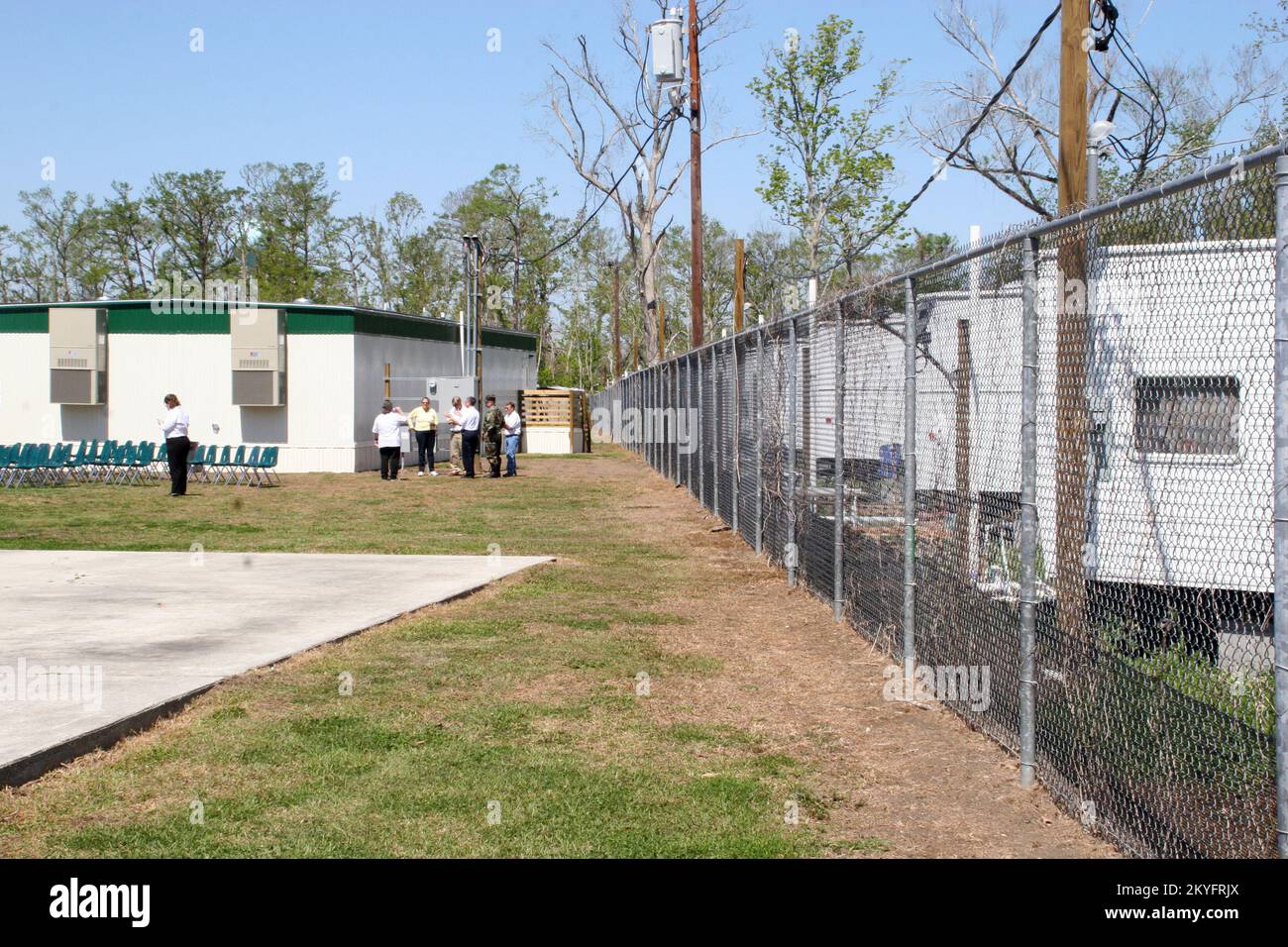 Hurricane Katrina, Belle Chasse, LA, 27. März 2006 – neben der Grundschule Belle Chasse, wo 6 modulare Klassenzimmer der FEMA bei einer Zeremonie zum Schneiden von Bändern gewidmet werden, Sind FEMA-Reiseanhänger, die als temporäre Unterkünfte für Lehrer an der Schule verwendet werden, die aufgrund des Hurrikans Katrina aus ihren Häusern vertrieben wurden. An diesem Festtag lobt die FEMA, das US Army Corp of Engineers, die Schule und Vorstandsmitglieder sowie die Eltern-/Lehrerverbände, die Fakultät und die Times Picayune und Plaquemines Gazette für ihren Beitrag zur Erweiterung des Faci der Schule Stockfoto