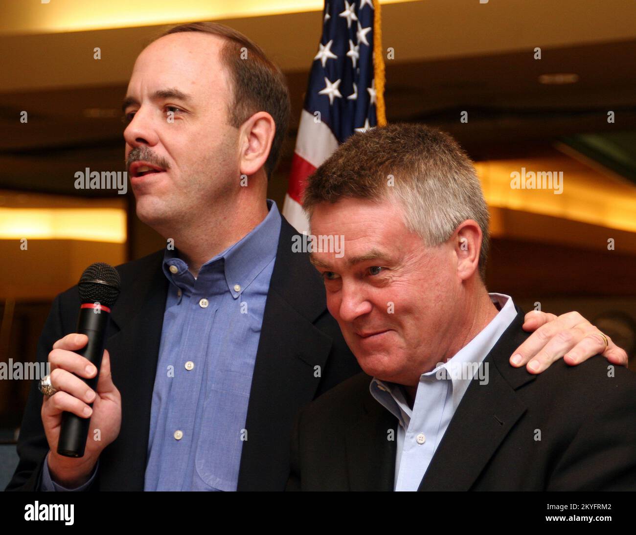 Hurricane Katrina/Hurricane Rita, Baton Rouge, LA, 28. März 2006 – Unterstaatssekretär für Vorsorge, Ministerium für innere Sicherheit, George Foresman (L) und stellvertretender FEMA-Direktor für die Erholung der Golfküste, Gil Jamieson (R), sprechen während eines Treffens mit allen Händen in der Gemeinsamen Außenstelle in Baton Rouge. Robert Kaufmann/FEMA Stockfoto