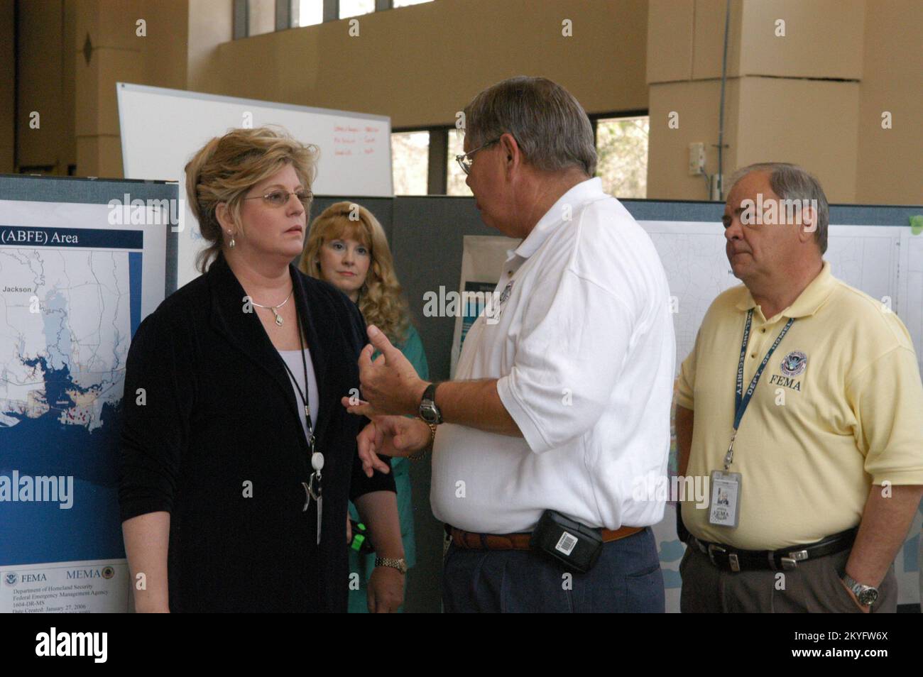 Hurricane Katrina, Biloxi, Mississippi, 6. April 2006 – FEMA Stabschef des Joint Field Office (JFO), John Crowley, gibt Mary Lynne Miller, amtierende FEMA Regional Director, Region IV, vor dem Besuch des Gouverneurs heute Morgen in der Rolle von Bob Weber, FEMA Human Services (HS) Branch Director und R.N. Rose Anne Johnson von der Bundesarbeitsklinik (FOH)zuhören. Wiederherstellung und Vorbereitung auf Hurrikane sind die wichtigsten Themen für den Staat und das FEMA-Team. George Armstrong/FEMA Stockfoto