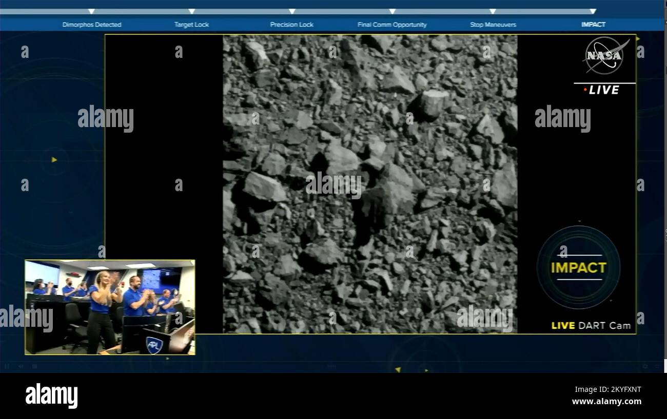 Washington, Usa. 26.. September 2022. Die DART-Mission der NASA schlägt mit dem Asteroiden Dimorphos in einem Live-Stream um 7:14 Uhr auf EDT Montag, 26. September 2022. Die DART-Mission (Double Asteroid Redirection Test) wurde vor 9 Monaten auf einem SpaceX Falcon gestartet und ist ein gemeinsames Projekt der NASA und des Johns Hopkins Applied Physics Lab in Maryland. Ingenieure applaudieren unten links. Kredit: UPI/Alamy Live News Stockfoto