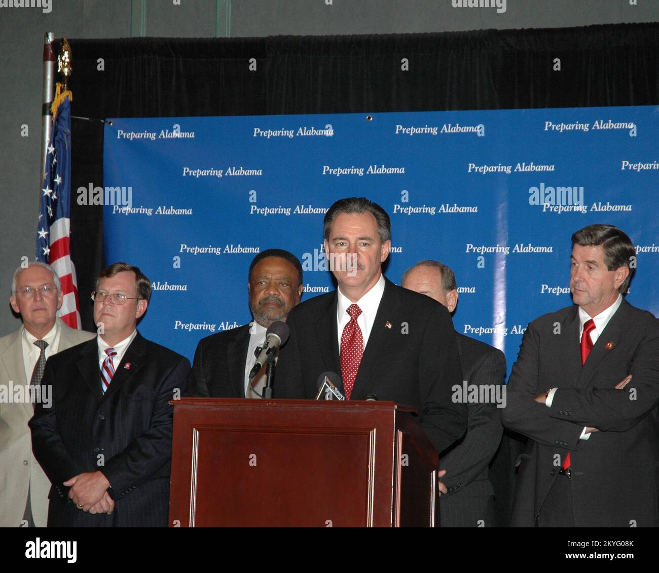 Hurricane Katrina, Mobile, Al., 26. Juli 2006 – FEMA-Direktor David Paulison spricht zum ersten jährlichen Hurricane Workshop in Alabama-Mississippi. Auf dem Podium mit Paulison (L-R): Max Mayfield, Direktor des National Hurricane Center, Mike Womack, geschäftsführender Direktor der Mississippi Emergency Management Agency, mobiler Bürgermeister Sam Jones, Bruce P. Baughman, Direktor der Alabama Emergency Management Agency und Alabama Gouverneur Bob Riley. Michelle Miller-Freeck/FEMA Stockfoto