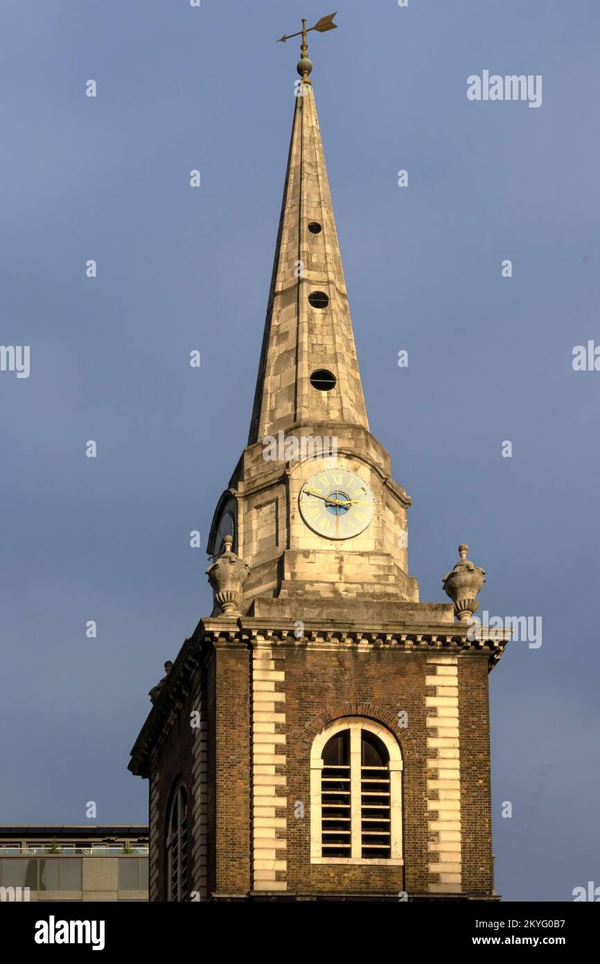 LONDON, Großbritannien - 19. NOVEMBER 2022: Turm und Kirchturm von Saint Botolph ohne Aldgate Church in der Aldgate High Street Stockfoto