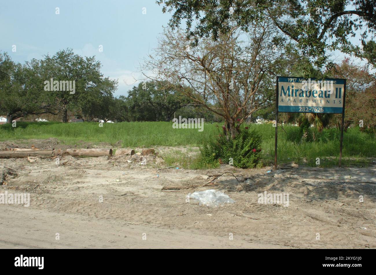 Hurrikan Katrina, New Orleans, LA, 15. August 2006 -- die Steißlage in den Dämmen aufgrund von Hurrikan Katrina hat dieses ehemalige Apartmentgebäude in ein leeres Feld verwandelt. Alberto Pillot/FEMA Stockfoto